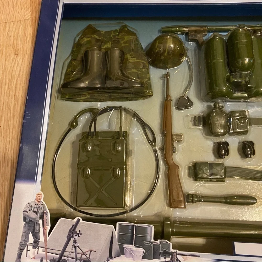 Vintage Soldiers of the World Series Four Deluxe Weapons & Accessories Set NEW